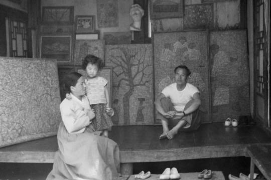 빛바랜 흑백사진에는 박 화백이 부인 김복순 씨와 둘째 딸 인애(11세에 병사)와 함께 창신동 집 마루에 앉아 있는 모습으로, 행복한 시절이 담겼다.