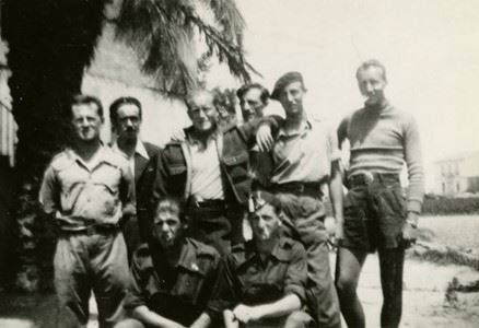 스페인내전 참전 당시의 델머 버그(윗줄 베레모 쓴 이). albavolunteer.org