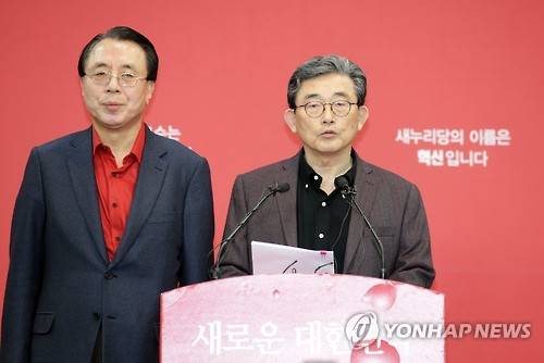 새누리당 이한구 공관위원장이 19일 오후 여의도 당사에서 20대 총선 공천 경선지역 여론조사 결과를 발표하고 있다. [자료사진]