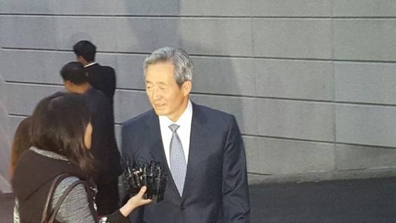 정몽준 아산재단 이사장이 20일 서울 한남동 정몽구 회장 자택 앞에서 취재진들의 질문을 받고 있다. /허욱 기자