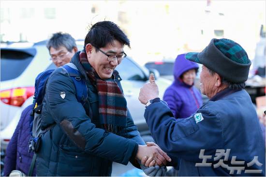 더불어민주당 순천 노관규 후보(좌측)가 순천 전통시장(웃장·아랫장)을 찾아 시민과 만나고 있다. (사진=노관규 후보 제공)