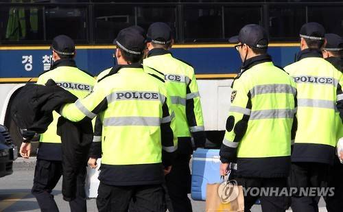 '청주 4세 여아 암매장 사건'을 수사와 관련, 청주 청원경찰서 소속 의경들이 지난 21일 오전 시신 암매장 장소인 진천군 야산에서 수습 작업을 재개하기 위해 버스로 향하고 있는 모습.  [연합뉴스 자료사진]