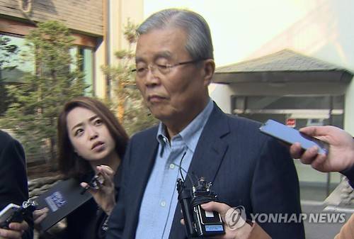 김종인 대표, 당무거부     (서울=연합뉴스) 더불어민주당 김종인 비상대책위 대표가 21일 오전 캐주얼 정장 차림으로 집을 나서고 있다. 그는 집 앞에 있던 기자들의 '비대위 회의에 참석 안하느냐'는 질문에 "내 복장 보면 모르냐"고 반문했다.     김 대표는 이날 비례대표 명부가 전날 중앙위 반발로 확정되지 못한데 반발, 비상대책위에 불참하는 등 '당무거부'에 들어갔다.  [연합뉴스TV캡처]