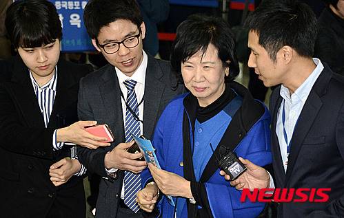 【서울=뉴시스】홍찬선 기자 = 마포을에 출마하는 더불어민주당 손혜원 홍보위원장이 21일 오후 서울 여의도 국회 의원회관에서 열린 중앙위원회에 참석해 기자들의 질문에 답하고 있다. 2016.03.21.   mania@newsis.com