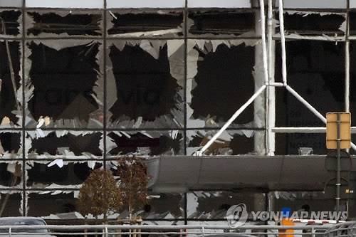 브뤼셀공항 폭발 현장…산산조각 난 유리창      (브뤼셀 AFP=연합뉴스) 22일(현지시각) 폭발사건이 발생한 벨기에 브뤼셀의 브뤼셀공항 유리창이 산산조각 났다.     ciy@yna.co.kr
