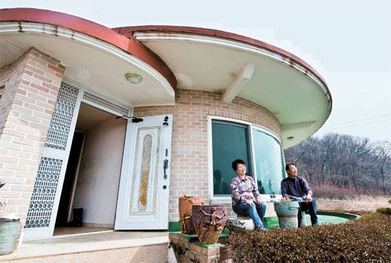 텃밭을 돌보다 잠시 볕을 쬐며 차를 마시는 남세봉·김태애씨 부부. 은퇴 전에는 주중엔 서울에서, 주말은 강화도 집에서 시간을 보내는 5도 2촌(五都二村) 생활을 하다가, 부부가 모두 은퇴한 뒤부턴 이곳을 본가로 삼고 서울 집에 가끔 들르는 4촌3도(四村三都)의 삶을 즐기고 있다.