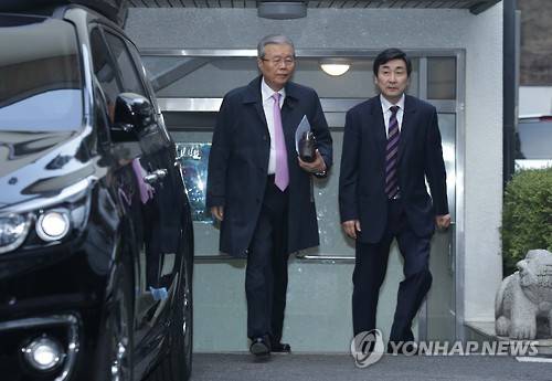 자택 나서는 김종인 대표     (서울=연합뉴스) 김현태 기자 = 더불어민주당 김종인 비상대책위 대표가 이종걸 원내대표와 23일 오전 종로구 구기동 자택을 나서고 있다.