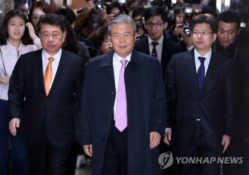 김종인, '굳은 표정'     (서울=연합뉴스) 배재만 기자 = 더불어민주당 김종인 비대위 대표가 23일 오전 국회에서 열린 비대위 회의에 참석하기 위해 입장하고 있다.