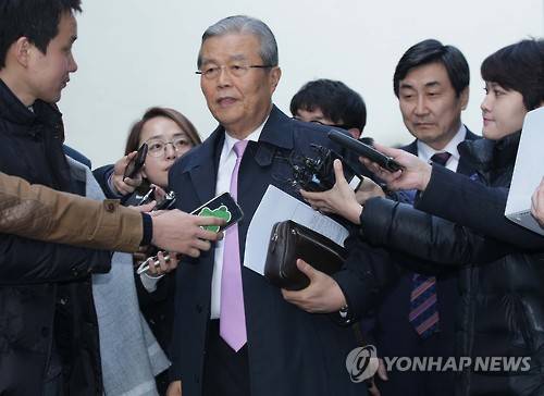 침묵하는 김종인 대표     (서울=연합뉴스) 김현태 기자 = 더불어민주당 김종인 비상대책위 대표가 이종걸 원내대표와 23일 오전 종로구 구기동 자택을 나서고 있다.