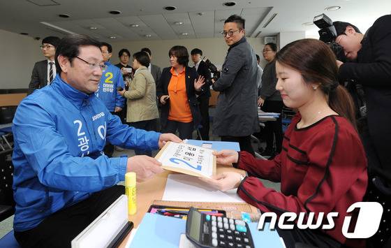 제20대 국회의원선거 후보자등록 신청 첫 날인 24일 오전 광주 광산구선거관리위원회에서 이용섭 더불어민주당 광산구을 후보자가 후보자 등록을 하고 있다. 2016.3.24/뉴스1 © News1 황희규 기자