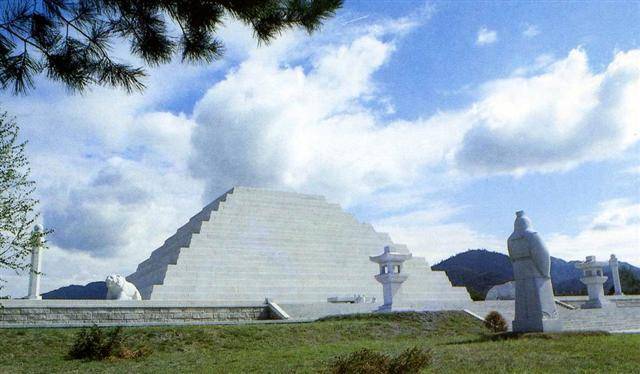 유사역사학자들은 사서라고 할 수 없는 <환단고기>, 전거와 출처가 불분명한 <만주원류고> 등의 책자들을 근거 삼아 단군 신화를 역사로 포장하려 한다는 비판을 받고 있다. 사진은 북한이 1994년 평양시 강동군 문흥리 대박산 기슭에 조성한 단군왕릉.