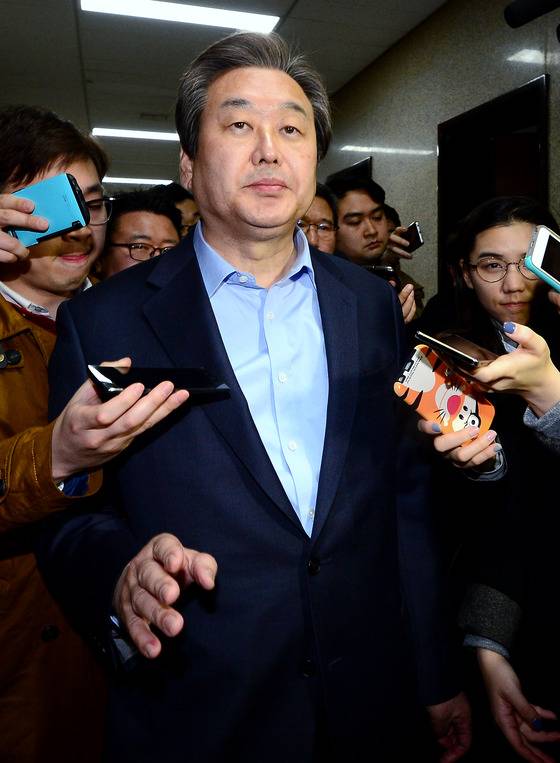 김무성 새누리당 대표가 24일 새벽 서울 여의도 국회에서 열린 비공개 최고위원회의를 마친 뒤 대표실을 나와 취재진의 질문공세를 받고 있다. 한편 전날 밤 유승민 의원을 비롯한 주호영, 이재오 의원이 탈당을 선언했다./사진=뉴스1
