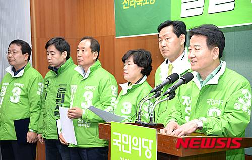 【전주=뉴시스】유영수 기자 = 국민의당 전북 총선 후보 10명과 익산시장 후보는 24일 전북도의회 브리핑룸에서 기자회견을 갖고 전북정치의 시대를 열겠다고 공동 기자회견을 갖고 있다.사진은 정동영(전주시 병) 후보가 국민의당 후보들을 모두 당선 시켜 달라고 호소하고 있다.2016.03.24.   yu0014@newsis.com
