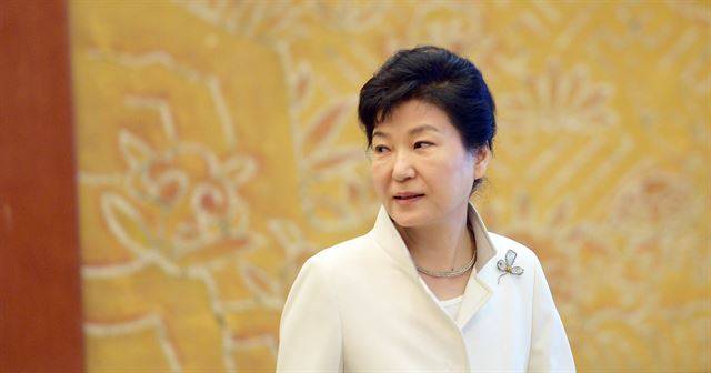 박근혜 대통령이 24일 청와대 접견실에서 장-마크 에호 프랑스외교장관을 접견하고 자리로 향하고 있다.   청와대사진기자단