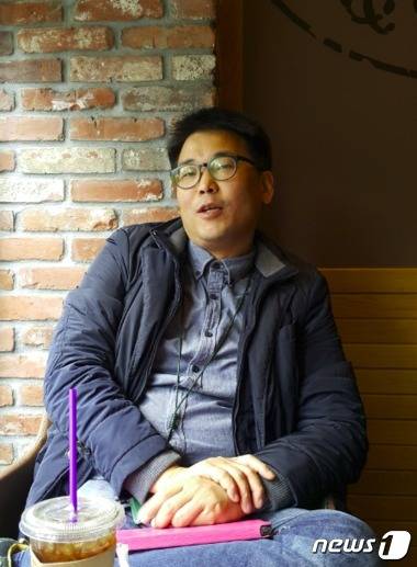 '글이 돈이 되는 기적'을 출간한 이성주 작가가 25일 강남의 한 카페에서 뉴스1과 인터뷰하고 있다. © News1