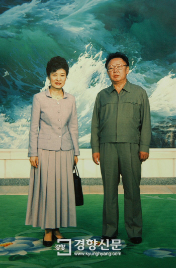 박근혜 유럽-코리아재단 이사와 김정일 국방위원장이 2002년 5월 13일 접견한 뒤 찍은 기념사진./경향자료 사진