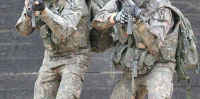 군 장병들이 방탄복을 착용한 모습