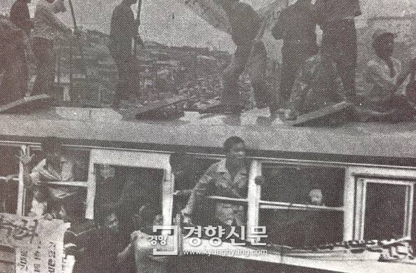 1971년 8월10일 집단행동에 나선 광주대단지 주민들이 빼앗은 버스에 올라타 서울시의 불합리한 토지불하 계획을 규탄하고 생존권 보장을 요구하는 구호를 외치고 있다.  경향신문 자료사진