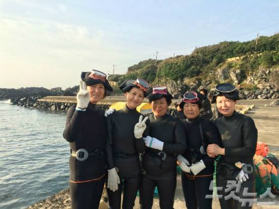 제주 하례리 인턴 해녀들과 해녀들. (사진=전소영 씨(왼쪽에서 두번째) 제공)