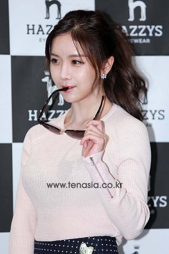 레인보우 조현영이 포즈를 취하고 있다.