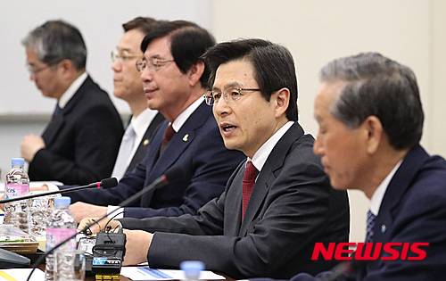 【서울=뉴시스】김진아 기자 = 황교안 국무총리가 29일 오전 서울 강동구 희림 종합건축사사무소에서 열린 중견기업연합회 간담회를 주재하고 있다. 2016.03.29.   bluesoda@newsis.com