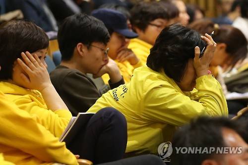 마르지 않는 눈물     (서울=연합뉴스) 김주성 기자 = 29일 오후 서울 시청 다목적홀에서 열린 4·16 세월호참사 특별조사위원회 제2차 청문회에서 유가족들이 눈물을 흘리고 있다.