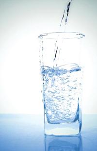 [헬스조선]물의 하루섭취량은 각자 체중에 33을 곱한 양을 마시면 된다/사진=헬스조선 DB