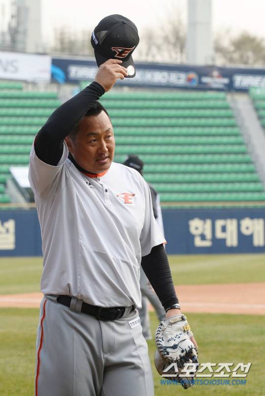 [포토] 수비훈련 중 구슬땀 닦는 조인성