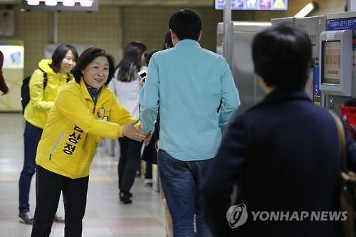 <총선> 정의당 심상정 '출근 인사'      (고양=연합뉴스) 임병식 기자 = 정의당 심상정 대표(고양시 갑)가 1일 오전 경기도 고양시 지하철 3호선 삼송역에서 출근하는 시민들에게 인사하고 있다.     andphotodo@yna.co.kr