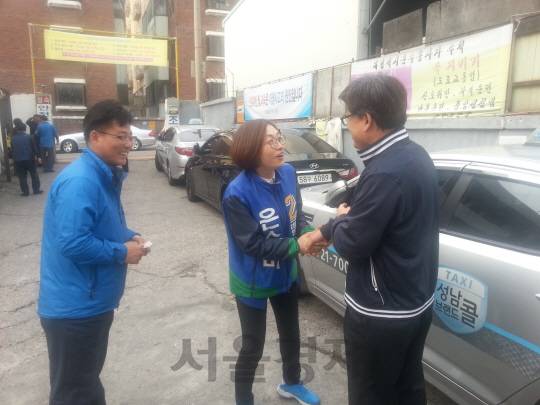 은수미 더불어민주당 후보가 한 택시기사와 악수하고 있는 모습. /박경훈기자