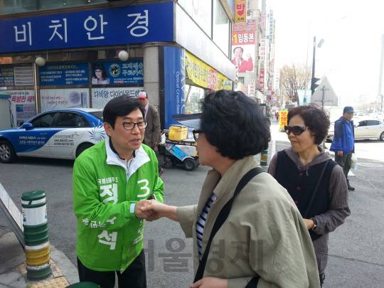 정환석 국민의당 후보가 주민들과 만나 지지를 호소하고 있다. /박경훈기자