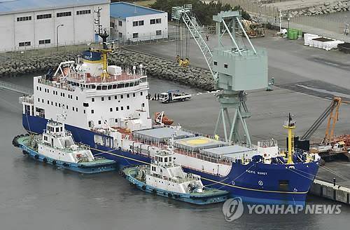 일본이 미국에 반환할 플루토늄을 수송할 영국선 '퍼시픽 에그레트'호가 2016년 3월 21일 일본 이바라키(茨城)현 도카이무라(東海村) 항에 도착해 정박한 모습.[교도/AP=연합뉴스 자료사진]