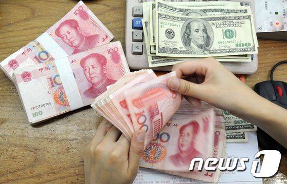 중국 100위안 지폐와 미국 100달러 지폐. © AFP=뉴스1