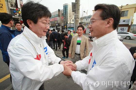 20대 국회의원 총선거 공식 선거운동이 시작된 3월31일 경남 창녕군에서 열린 무소속 조해진 후보 선거유세에 유승민 후보와 박찬종 변호사가 참석했다. 사진=뉴스1.