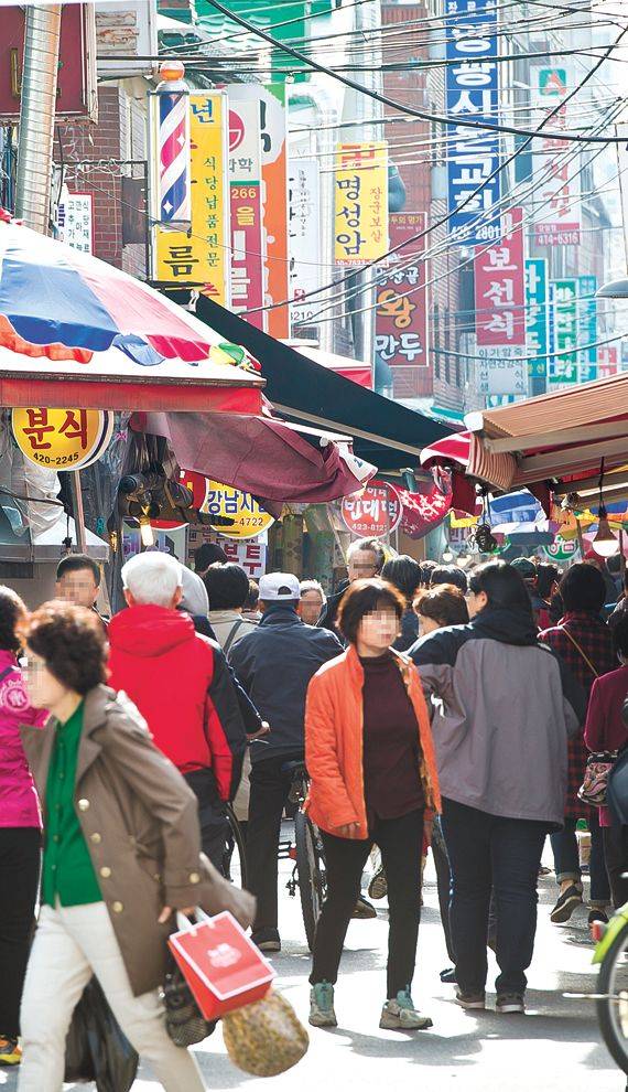 새마을시장에는 분식집, 족발·보쌈집, 닭강정집이 많다.