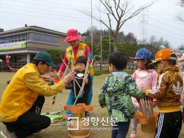 지난 6일 오전 광주 북구 효령노인복지타운을 찾은 아이들이 체험학습 강사인 할아버지, 할머니와 함께 전래놀이인 ‘투호’를 하고 있다.