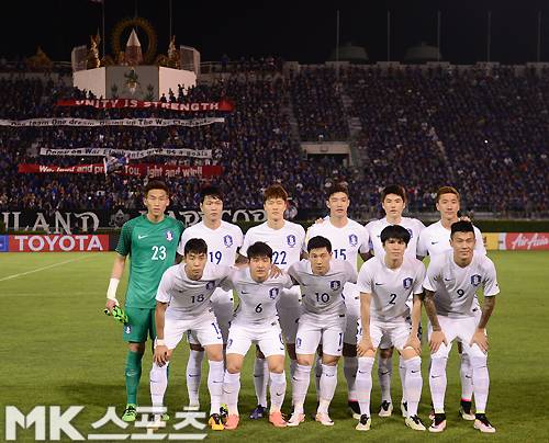 한국 베스트 11이 태국과의 원정평가전에 앞서 기념촬영에 임하고 있다. 사진(태국 방콕)=천정환 기자