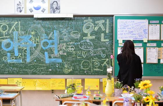 지난달 27일 오후 경기도 안산시 단원고등학교에서 '416대학생 새로배움터'에 참가한 한 대삭생이 세월호 참사로 희생된 단원고 학생의 교실을 둘러보고 있다. 행사에 참가한 대학생들은 세월호 참사로 희생된 단원고 학생들과 같은 나이인 대학 신입생들로, 단원고 생존자와 유가족들과 함께 교실을 둘러보는 등 연대의 시간을 가졌다. /사진=뉴스1