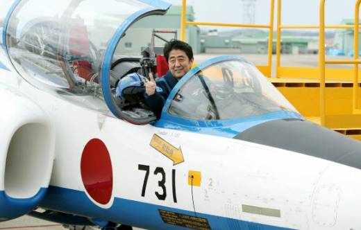 2013년 아베 신조 일본 총리가 일본 항공자위대를 찾아 T-4 훈련기에 올라타있다./ 서울신문 포토라이브러리