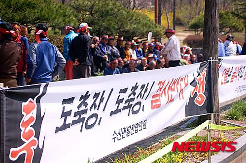 【천안=뉴시스】이종익 기자 = 충남 천안시 동남구 수신면 주민 100여명이 8일 오전 시청사 앞에서 천안축협 등 4개 조합이 장산리 일원에 추진하는 '천안시 가축분뇨 공공처리장' 시설의 건립 반대와 함께, 악취로 인한 피해가 불가피한데도 천안시가 이를 무시한 채 방관하고 있다며 졸속행정을 규탄하는 집회를 열고 있다. 2016.4.8.   007news@newsis.com