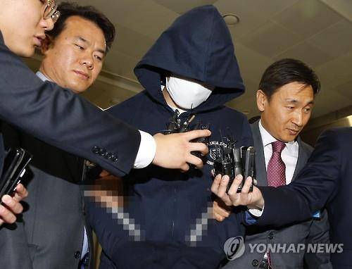 (서울=연합뉴스) 정하종 기자 = 정부청사에 침입해 성적을 조작한 혐의로 체포된 7급 공무원 수험생 송 모(26) 씨가 6일 오후 영장실질심사를 받기 위해 서울 서대문구 경찰청사를 나가고 있다. 2016.4.6chc@yna.co.kr
