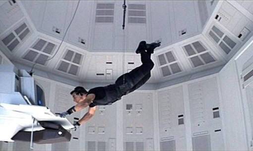 미션임파서블1 중 에단 호크가 CIA 컴퓨터실에 침입해 정보를 빼가는 장면