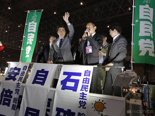 선거 차량에서 지지를 호소하는 아베 신조(安倍 晋三) 일본 총리 [자료=carsensor.net]