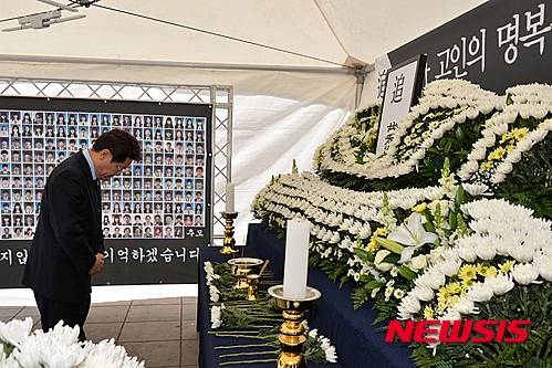 【성남=뉴시스】 이정하 기자 = 이재명 경기 성남시장은 11일 정오에 성남시 분당구 야탑역 광장에 설치된 세월호 분향소를 찾아 참배하고 있다. 이 시장은 분향소에 비치된 방명록에 '잊지 않겠습니다'라고 적었다. 2016.04.11 (사진=성남시 제공)    photo@newsis.com