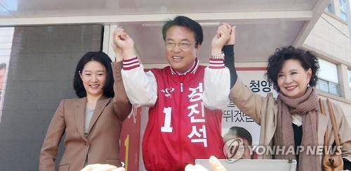 (공주=연합뉴스) 양영석 기자 = 충남 공주에 출마한 정진석 새누리당 후보가 11일 공주 산성시장 앞에서 배우 이영애, 원로 영화배우 문희씨와 함께 인사하며 지지를 호소하고 있다. 2016.4.11