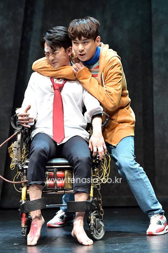 키, 강필석이 12일 오후 서울 종로구 동숭동 대학로 아트원씨어터 1관에서 열린 연극 ‘지구를 지켜라’ 프레스콜에 참석하고 있다.
