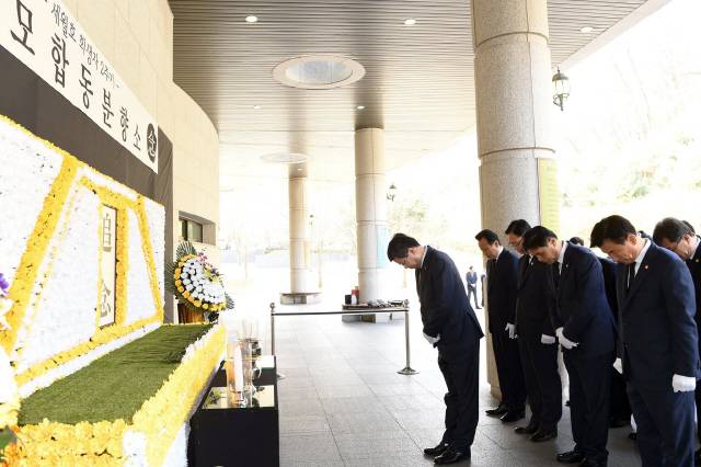 염태영 수원시장이 12일 세월호 희생자 분향소에 다녀온 사진