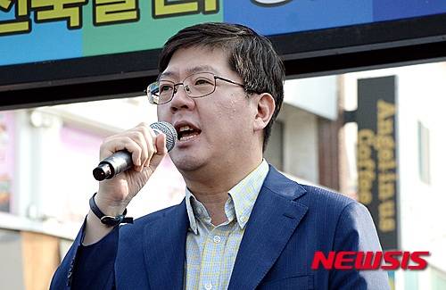 【전주=뉴시스】윤난슬 기자 = 9일 오후 전북대학교 구정문 앞에서 열린 합동유세에서 김홍걸 더불어민주당 국민통합위원장이 후보들의 지지발언을 하고 있다. 2016.04.09.   yns4656@newsis.com