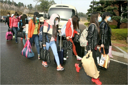 북한 해외식당 종업원들이 탈북해 국내 입국하는 모습(사진=통일부)