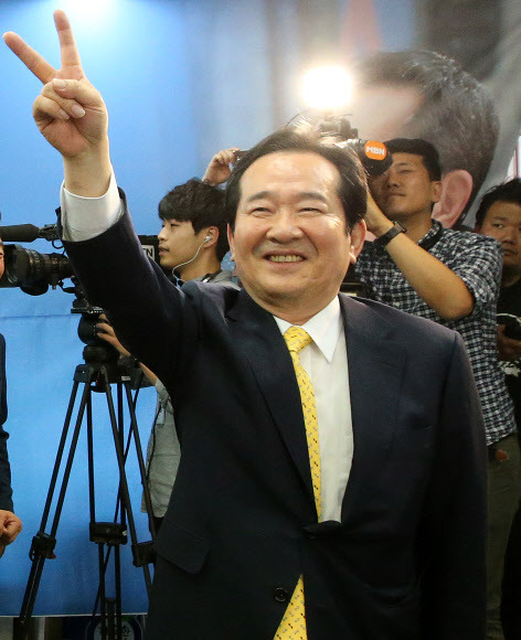 <선택 4.13> 환호하는 정세균 후보